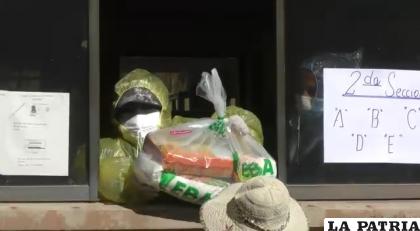 Finalmente este jueves empezó la distribución en un colegio de Vinto /internet