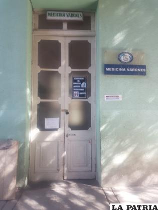 Las puertas de los servicios fueron cerradas con candado /LA PATRIA