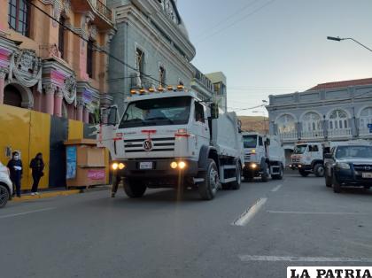 El nuevo parque automotor fue estrenado ayer con una vuelta por la Plaza 10 de Febrero /LA PATRIA