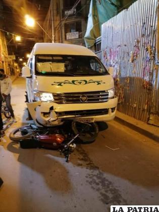 El accidente dejó daños materiales a ambos vehículos /Grover Calani

