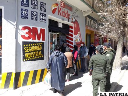 Personal de Sedes y Felcc se constituyeron a la tienda que vendía oxígeno a precios exorbitantes /LA PATRIA
