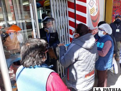 Funcionaria de Sedes habla con una de las trabajadoras de la tienda /LA PATRIA
