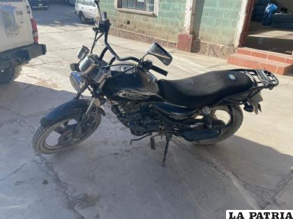 La motocicleta que trataba de ser robada por el individuo /LA PATRIA