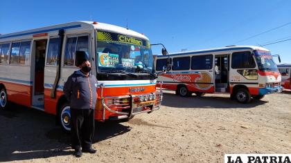 Los conductores de los microbuses naranjas asumieron la tarea de realizar desinfecciones constantes /LA PATRIA