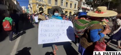 Los padres de familia marcharon por las principales calles de la ciudad /LA PATRIA