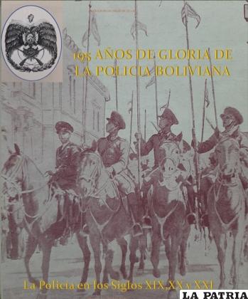 Fotografía tomada en la Plaza Murillo de la Ciudad de La Paz, en ocasión de un desfile cívico aniversario el 13 de julio de 1940, en el que participo de forma brillante, la Policía Montada del glorioso Regimiento de Carabineros “CALAMA”, integrada por miembros destacados que realizaban el patrullaje a caballo en la zona central y Norte de esa ciudad / Gentileza: Cnl. DESP. Juan Carlos Martínez. / Fuente: http://www.gacetaoficialdebolivia.gob.bo/contenidos/spa_inicios /Anuario Administrativo. Casa Municipal de Cultura Biblioteca Oruro 