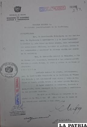 Decreto que fija el himno oficial de la Policía Boliviana
