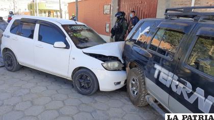 La vagoneta se estrelló contra el vehículo estacionado /LA PATRIA