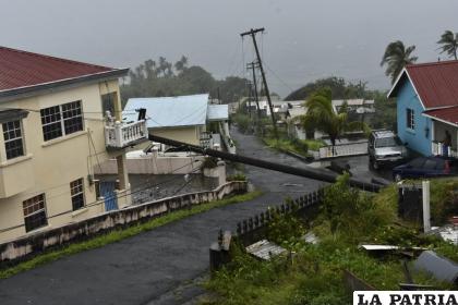Un poste eléctrico derribado por el huracán Elsa /AP Foto/Orvil Samuel