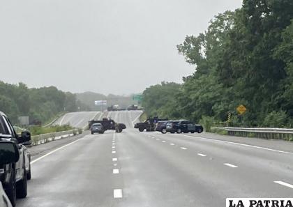 Una barrera policial que bloquea un tramo de la Ruta Interestatal 95 cerca de Wakefield, Massachusetts 
/Policía estatal de Massachusetts vía AP