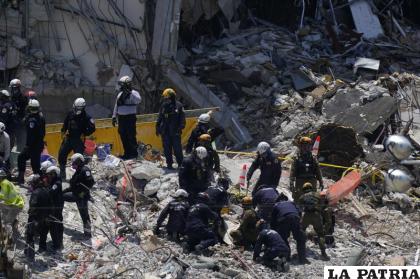 Rescatistas trabajan sobre los escombros de la parte del edificio residencial Champlain Towers South caído /AP Foto/Mark Humphrey