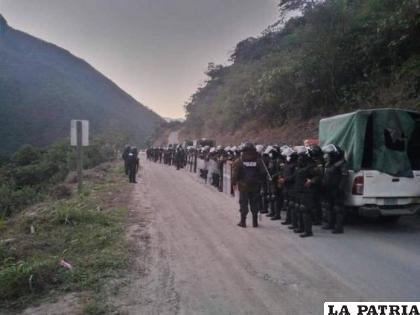 Policías en el lugar donde realizaron el desbloqueo /APG