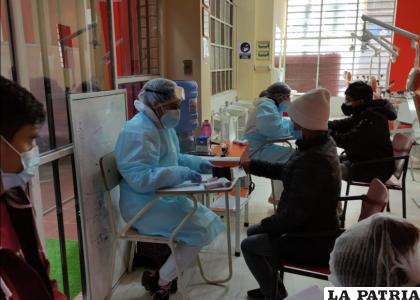 Médicos realizaron el protocolo de triaje antes de la vacuna /UNIOR