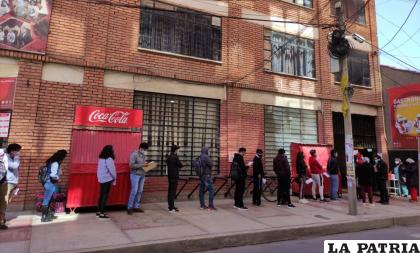 Las filas estaban marcadas para respetar al menos un metro de distancia física 
/UNIOR