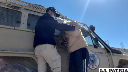 El militar saliendo del vehículo del CEO /LA PATRIA