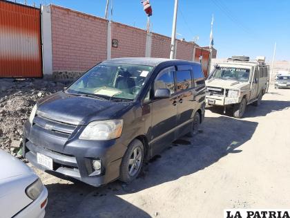 El vehículo “chuto” y del CEO en el frontis del lenocinio /LA PATRIA