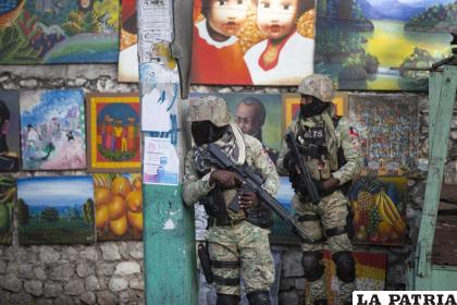 Soldados vigilan en Petion Ville, el vecindario donde vivía el presidente Jovenel Moise, en Puerto Príncipe /AP Foto/Joseph Odelyn