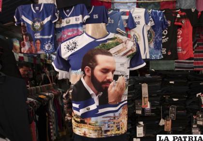 Una remera con la imagen del presidente de El Salvador, Nayib Bukele, en un mercado de San Salvador /AP Foto/Salvador Meléndez, Archivo