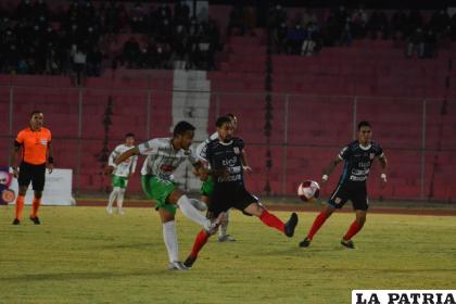 La acción del partido que se disputó en el IV Centenario con victoria de “Inde” /APG.