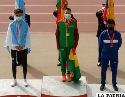 David Ninavia en el podio con la medalla de oro en 5 mil metros /FAB