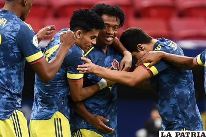 Festejo de los jugadores colombianos tras anotar el gol del triunfo /conmebol.com