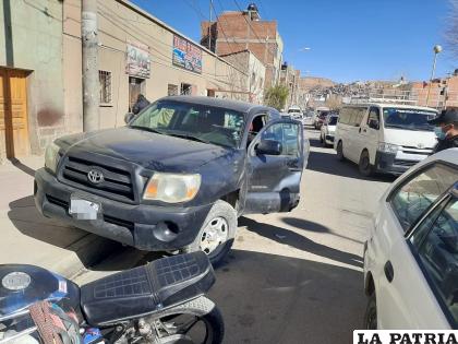 El taxi golpeó la puerta de la camioneta cuando se abrió /LA PATRIA