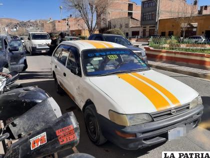 Una abolladura también quedó en el taxi /LA PATRIA