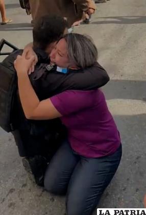 La mujer salió ilesa del tiroteo al antisocial /Captura de video Infobae