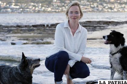 Karis Nafte, mediadora que ayuda a resolver quién se queda con las mascotas cuando una pareja se divorcia, fotografiada con sus perros Sam (izq) y Jax /Eytan Nafte vía AP