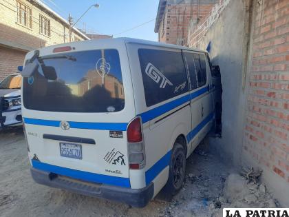 El chofer se dio a la fuga luego de chocar contra la vivienda /LA PATRIA