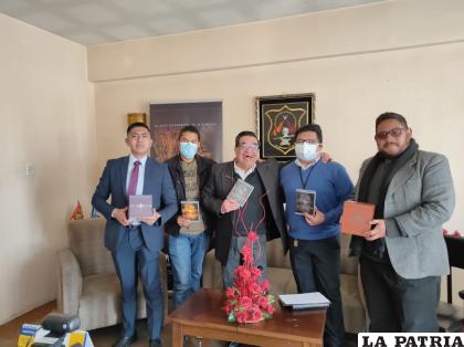 Miembros de la FACLD con los máster en la mano. /LA PATRIA
