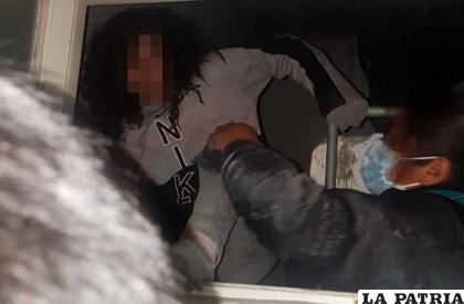 La mujer fue rescatada del entrepiso de una vivienda /erbol