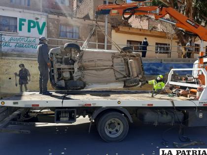 Personal de Tránsito remolca el motorizado con ayuda de una grúa /LA PATRIA