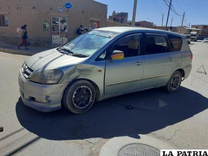 La vagoneta fue impactada en la parte lateral izquierda de su estructura /LA PATRIA