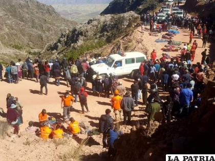 Varias personas presenciaron el rescate. Al fondo algunos de los cuerpos /rr.ss.