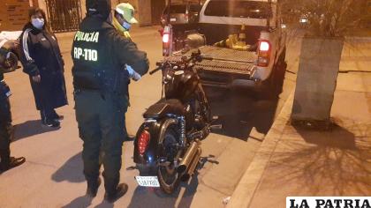 La motocicleta siendo trasladada a dependencias de Tránsito  /LA PATRIA