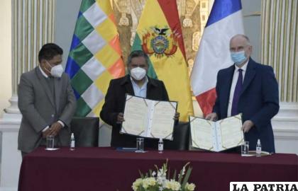El canciller Rogelio Mayta y el embajador de Francia en Bolivia, Denis Gaillard /Cancillería