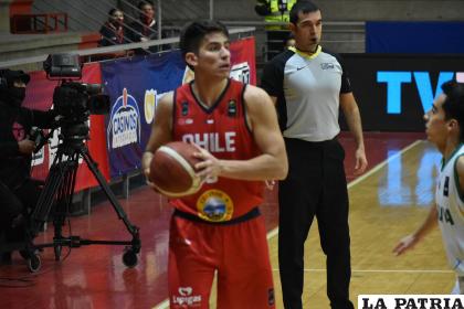 El orureño Pedro Gutiérrez va a la marca de su rival, jugó muy poco por decisión técnica /Febachile