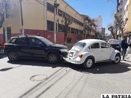 La investigación apunta a que el auto blanco impactó contra la vagoneta negra  
/LA PATRIA
