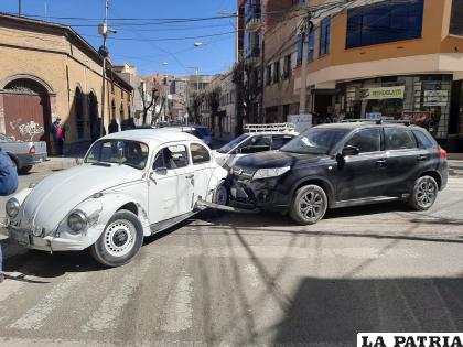 La colisión sucedió en la intersección de la Potosí y Montecinos /LA PATRIA