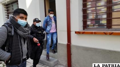 Uno de los acusados saliendo de las instalaciones del Tribunal /LA PATRIA