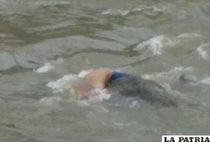 El cuerpo sin vida de la mujer de 24 años fue hallado en medio del río /Foto representativa