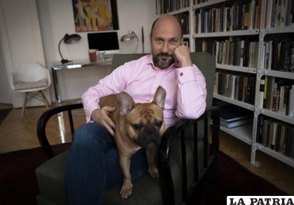 El novelista Mark Mezei dice que una nueva ley restringiendo el contenido homosexual en los libros podría “retrasar el proceso creativo de las nuevas generaciones de escritores húngaros o incluso hacerlos abandonar su vocación” /AP Photo/Bela Szandelszky