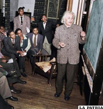 Einstein enseñando en una universidad de personas negras 