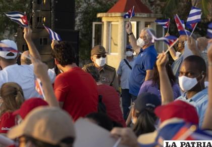 Raúl Castro, al centro, y el presidente cubano Miguel Díaz Canel, encabezan un acto político en la Avenida del Malecón, en la Ciudad de La Habana (AP Foto/Eliana Aponte)