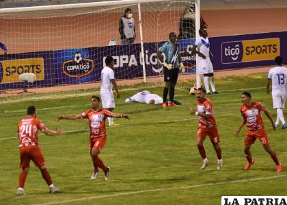 Los goles de Tomayapo llegaron por algunos errores en zona defensiva /LA PATRIA