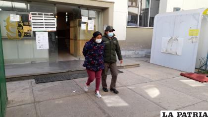 La sindicada saliendo de la audiencia cautelar /LA PATRIA