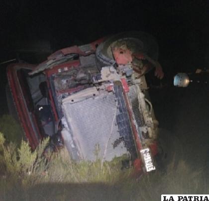 La cabina principal con daños materiales tras volcar en la carretera / LA PATRIA