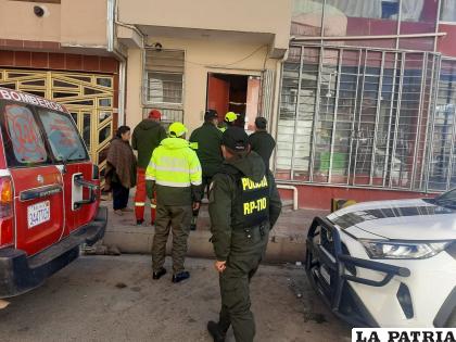 Distintas unidades policiales acudieron para sofocar el incendio /LA PATRIA