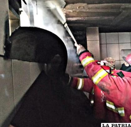 Personal bomberil actuó oportunamente para controlar el fuego /Policía